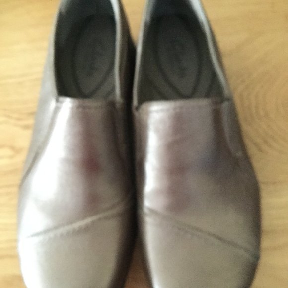Gold color Clarks i motion  shoes size 9W leather upper - Picture 1 of 5